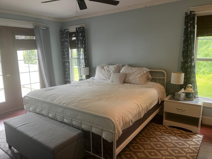 Cama tamaño king; enchufes convenientes para cargar el teléfono; persianas oscuras de la habitación; armario grande, cómoda, mecedora y cama doble adicional, además de mucho espacio para mochilas, lo que hace de esta una suite familiar ideal. Se proporciona una máquina de sonido y un monitor para bebés. 