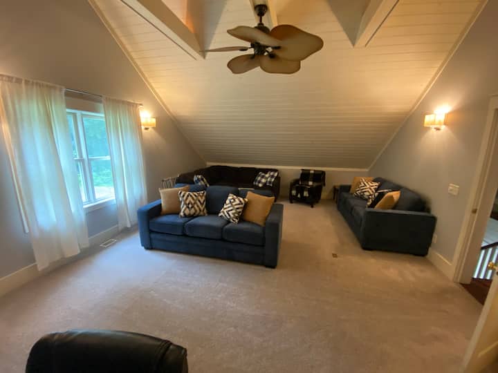 2 sofás tamaño queen convertibles con colchones híbridos de gel; mucho espacio y dispuestos para la privacidad. ¡Un sofá seccional adicional más espacio para 2 juegos o colchones inflables hace que esto sea una idea para que los niños se apaguen por la noche! Almacenamiento 