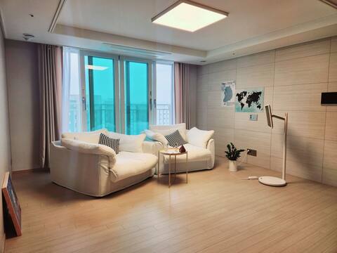 Entire new 30 pyeong apartment. Mangpo Station 5 minutes by car, 10 minutes from Suwon Station