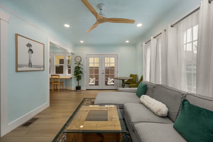 Alamitos Beach Bungalow- W/ Dedicated Parking Spot - Long Beach, CA