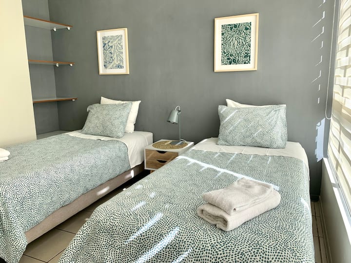 El estudio cuenta con dos camas de 1 plaza en un espacio de aprox. 20 m². Además, dispone de un armario y un pequeño mesón. Para tu conveniencia, incluimos un tendedero para colgar toallas, una aspiradora y un ventilador para los días de calor.