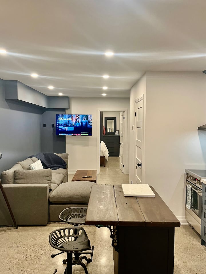 Trendy Bloorcourt Apartment - Toronto