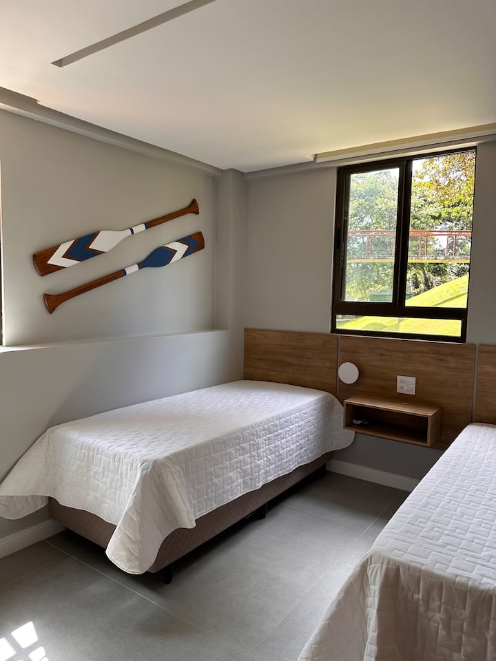 Chambre simple avec deux lits, étant un lit double. Confortable pour un bon repos.
