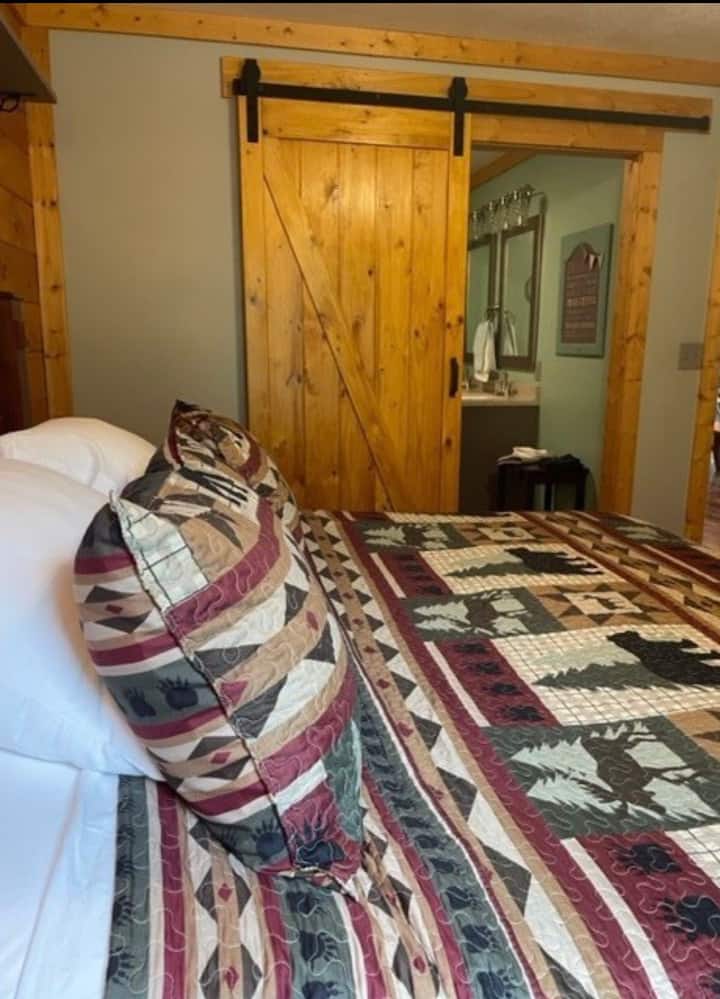 Cama king, baño privado.

*Tenemos varios juegos de ropa de cama, lo que está disponible en tu estadía puede no ser lo que se muestra en la foto.
