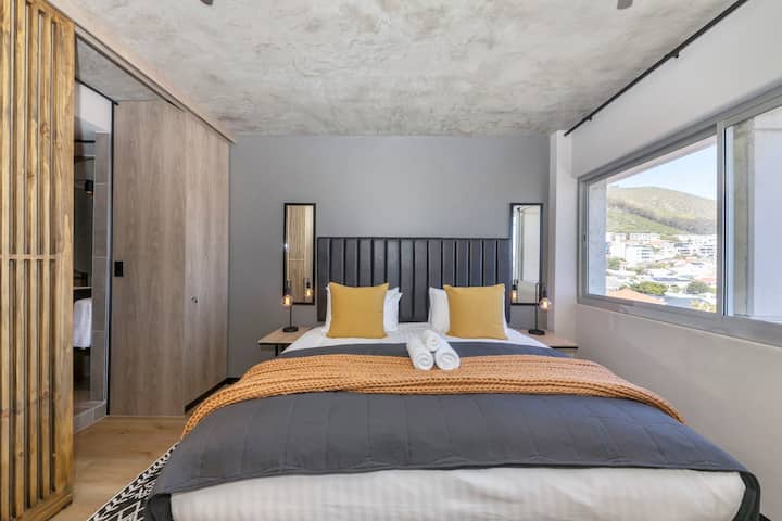 Chic & Sophisticated 1bd Apartment - Sea Point! - Camps Bay