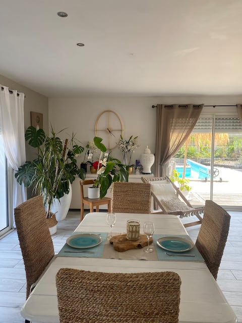 Air-conditioned villa with pool 
Wi-Fi and Parking