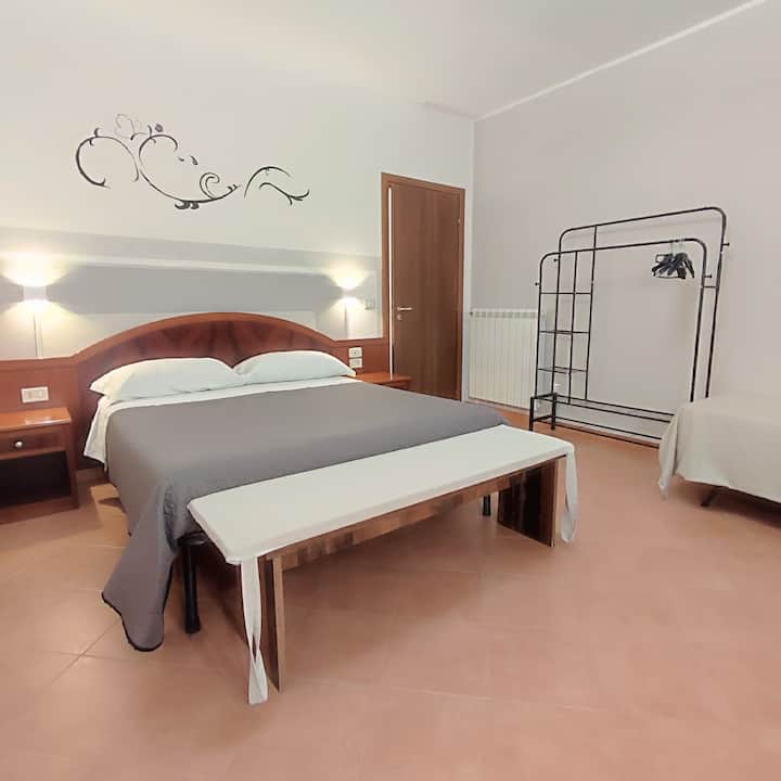 dormitorio principal con una cuna bajo petición 