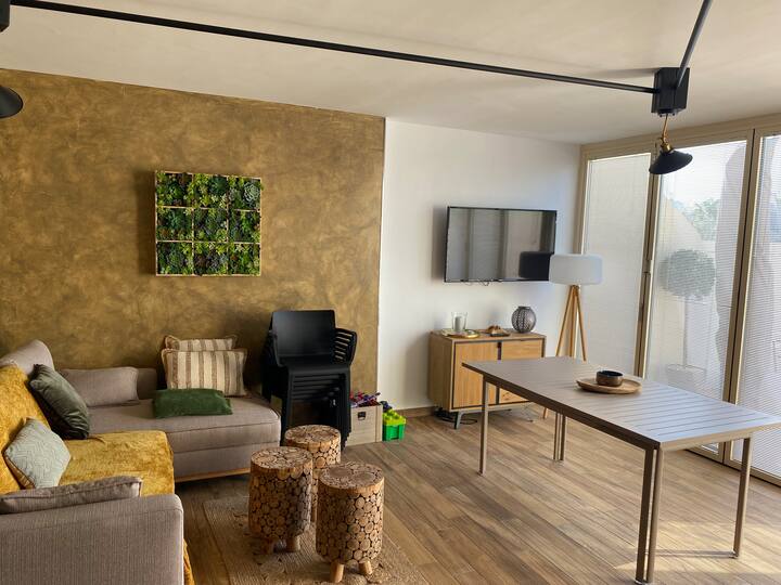 Sebule ya kulia chakula, dirisha la ghuba linaweza kutoweka kwa kupeperushwa mara mbili ya sehemu ya kuishi. 