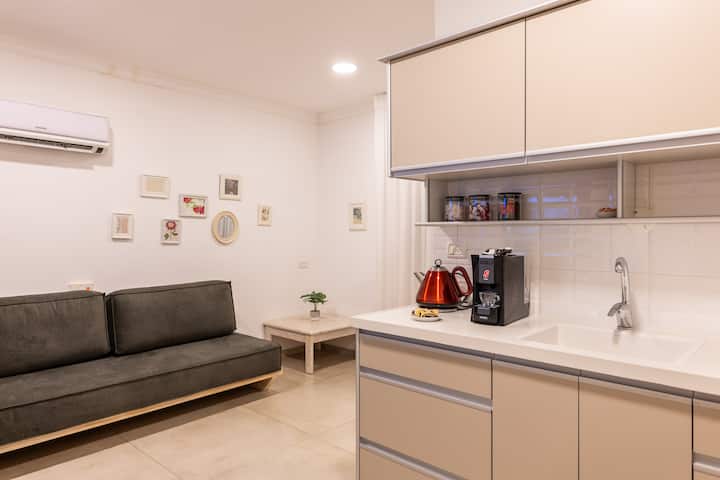 Een woonkamer met een persoonlijk design, 2 eenpersoonsbedden met orthopedische matrassen waar u comfortabel op slaapt.Daarnaast is er een eenpersoons slaapbank die kan worden uitgeklapt voor een vijfde persoon.