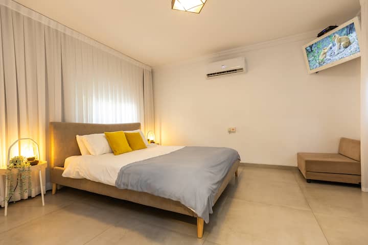 De slaapkamer is gezellig en netjes, met een comfortabel tweepersoonsbed, stille airconditioning, tv en opbergkast.