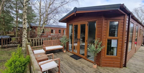 Rose Wood lodge with Hot Tub Felmoor Park