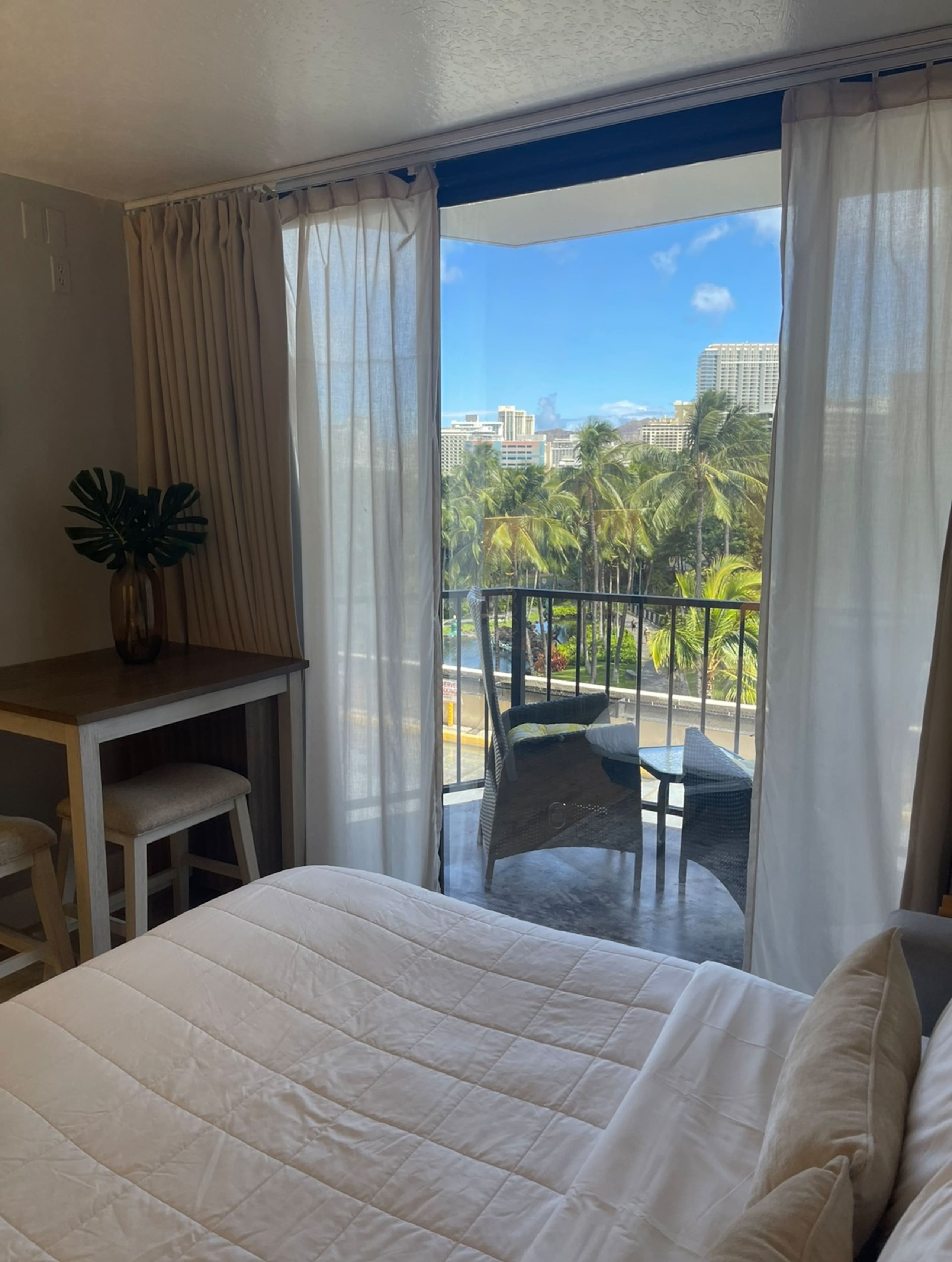 Cozy getaway at Waikiki Beach with free Parking - Image 1