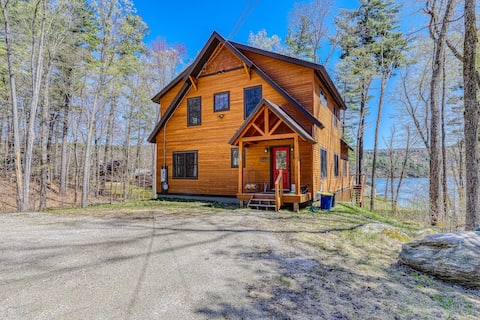 4 BR lakefront home with amazing views, fireplace