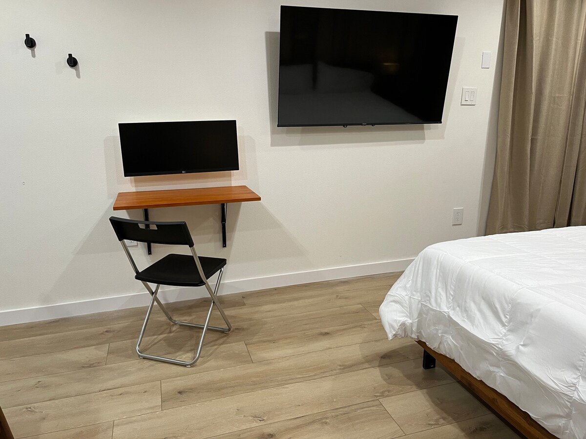 Entire Guest Studio with Private Entrance