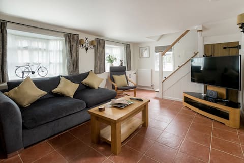 Popular Airbnb listing: Roslyn Cottage in Stratford On Avon