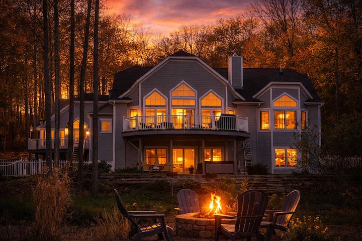 Lakefront Escape | Hot Tub, Dock + Sleeps 14 | Per