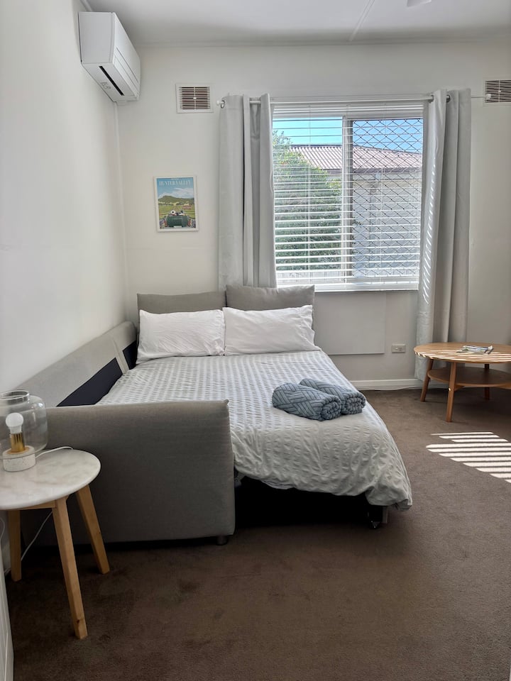 Rozkladacia pohovka veľkosti Queen. 