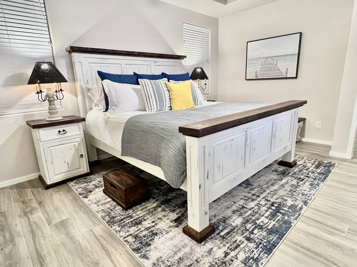 اشعر وكأنك في بيتك في غرفة النوم الرئيسية مع سرير KS. خزانة للمشي وحمام خاص