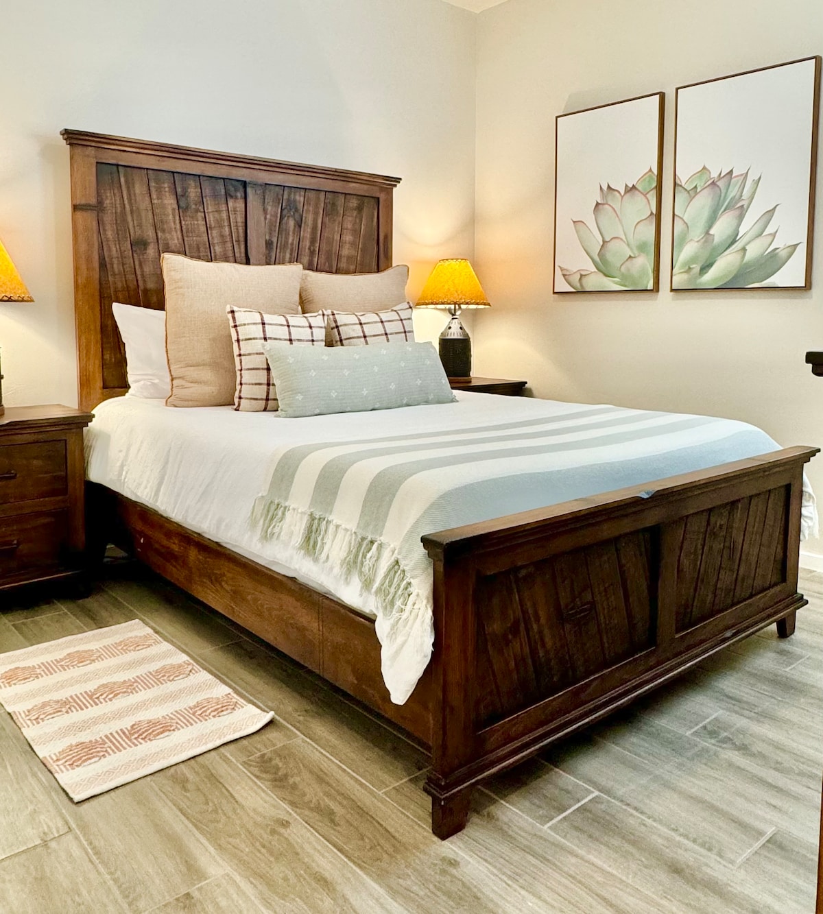 سرير خشبي صلب بحجم كوين في غرفة النوم الثالثة