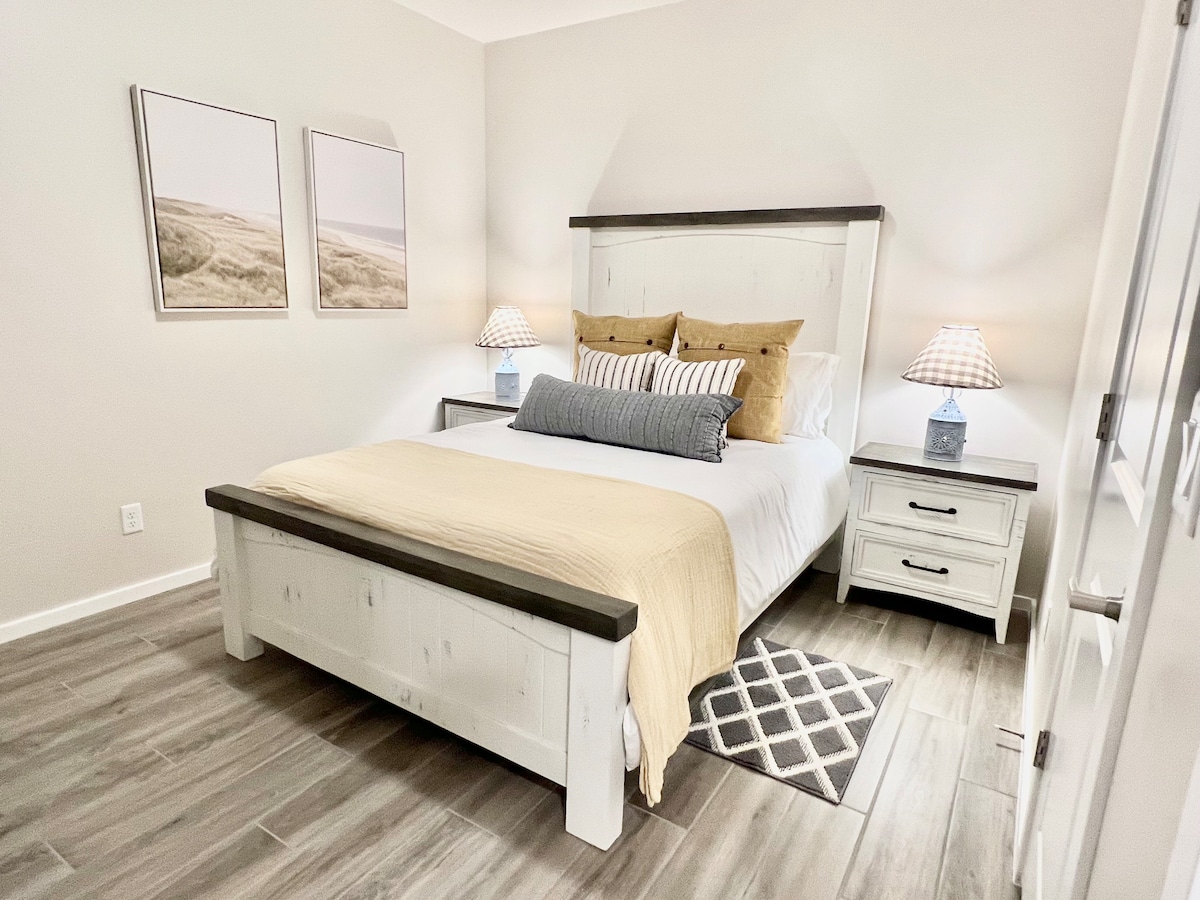 سرير بحجم كوين بغرفة نوم ثانية على طراز المزرعة من متجر محلي ريفي بسعر أقل