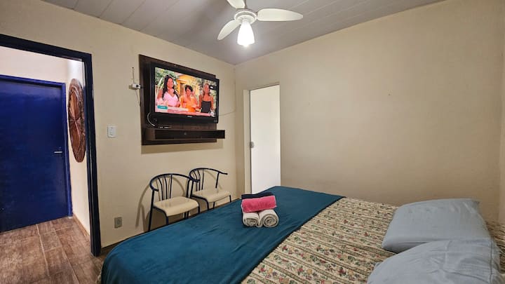 Comfort e versatilità in mezzo alla natura: accogliente suite con letto matrimoniale reversibile, biancheria da letto e da bagno, TV da 40", ventilatore a soffitto e illuminazione soffusa e vista sulla natura lussureggiante del lago di Furnas.