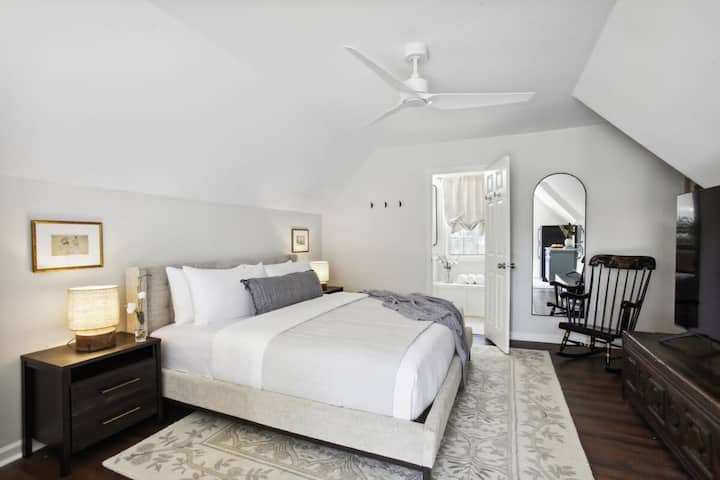 Recámara 8 | 1 cama king | Baño privado completo | Suite para suegros | Segundo piso
