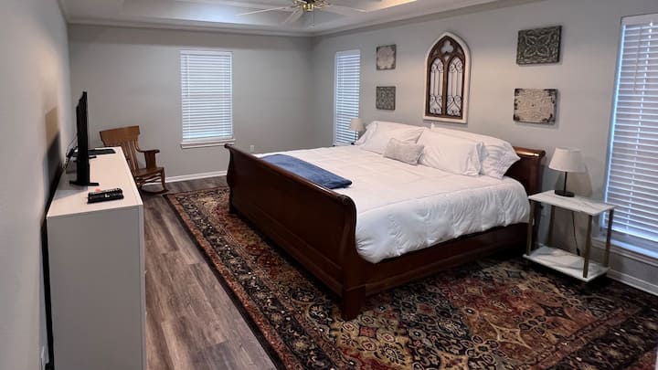 Glavna spavaća soba s bračnim krevetom (širine 180 - 200 cm)