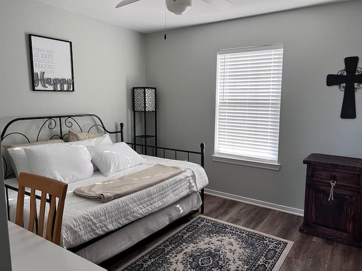 Ovaj pomoćni krevet ima bračni krevet na vrhu i bračni krevet koji se izvlači odozdo.