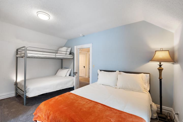 Chumba cha kulala #3, kitanda cha malkia, kitanda cha ghorofa kilichojaa na pacha. Chumba kinalala 4. Kiyoyozi kinachobebeka kimetolewa.