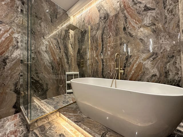 Luxury 3 Bed Kensington Apartment gallery image 2