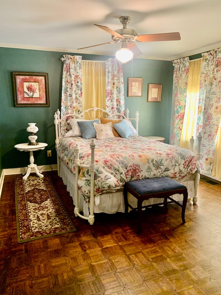 Queen bed with en-suite bath