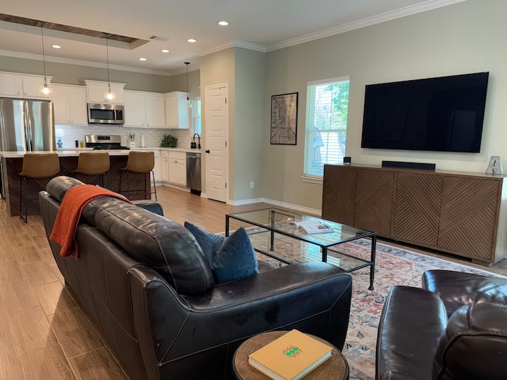 Backyard & Full Kitchen | No Checkout Instructions - Bryan, TX