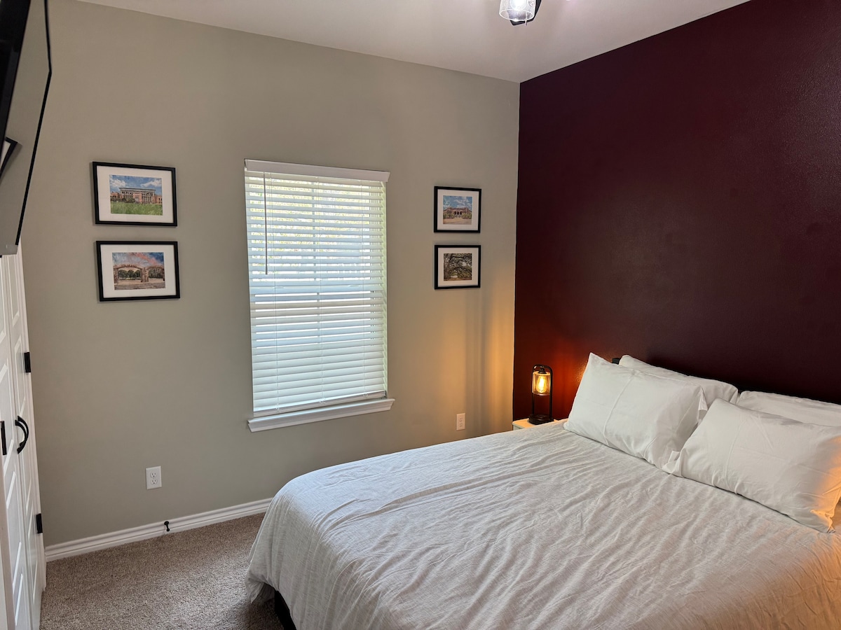 מיטת קווין עם טלוויזיה 32 אינץ'