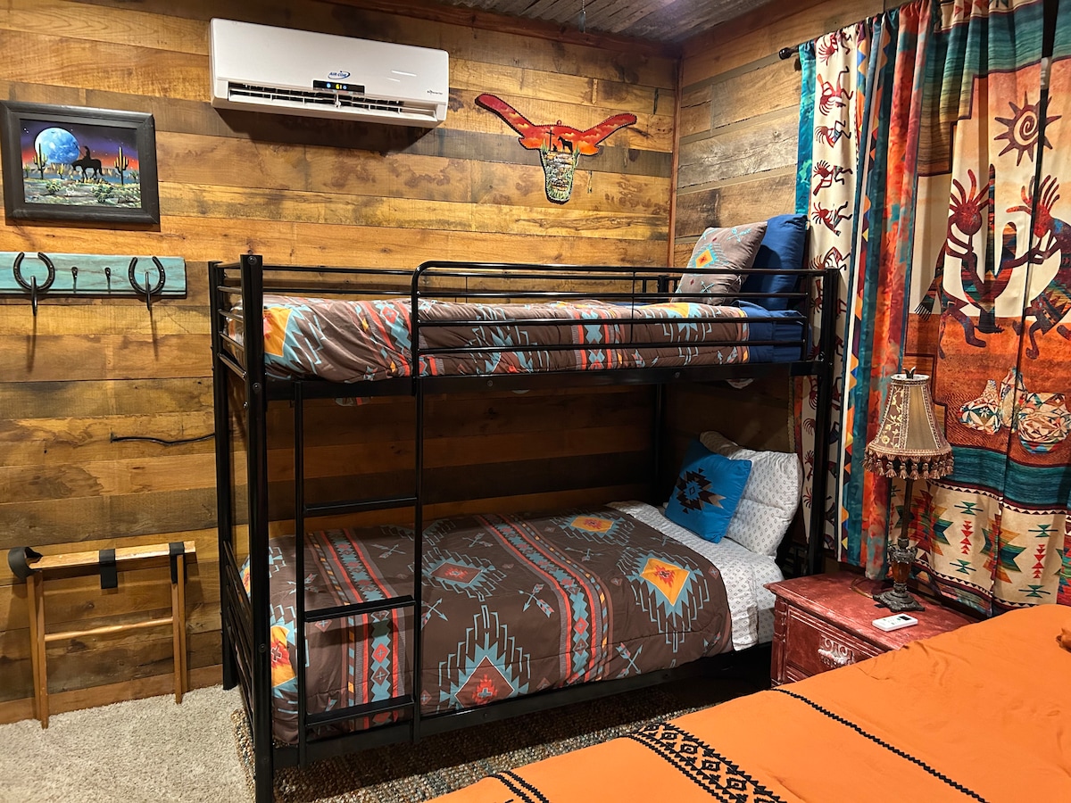 De gastslaapkamer beneden heeft een queensize bed en een stapelbed voor vier personen.