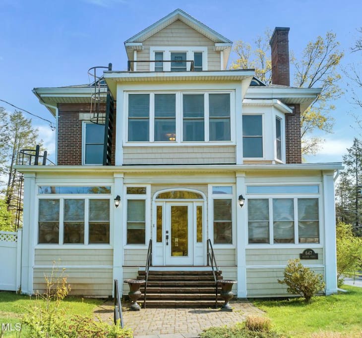 Airbnb 1st Floor Room in grand manor with hot tub, coffee