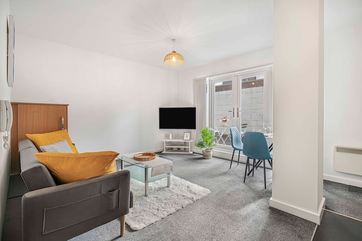 Old Trafford Comfy Stay With Patio & Free Parking - Old Trafford
