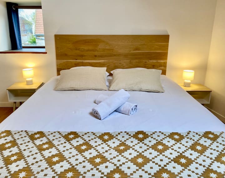 Letto matrimoniale queen size 160cm nella zona notte della casa Marcelline.