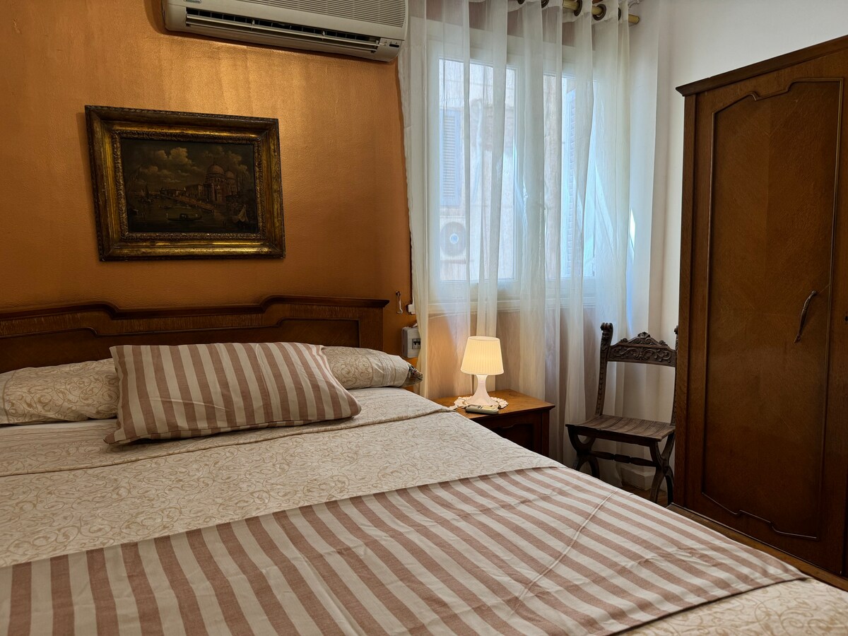 חדר שינה מואר ומבריק עם בד כותנה מצרי ידוע בזכות הרכות, העמידות והנשימה שלו, מה שהופך אותו לבחירה פופולרית עבור אלה המחפשים נוחות ואיכות גבוהה.