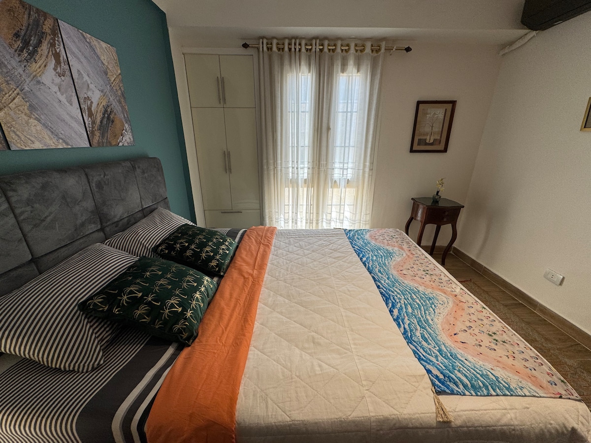 חדר שינה מואר ומבריק עם בד כותנה מצרי ידוע בזכות הרכות, העמידות והנשימה שלו, מה שהופך אותו לבחירה פופולרית עבור אלה המחפשים נוחות ואיכות גבוהה.