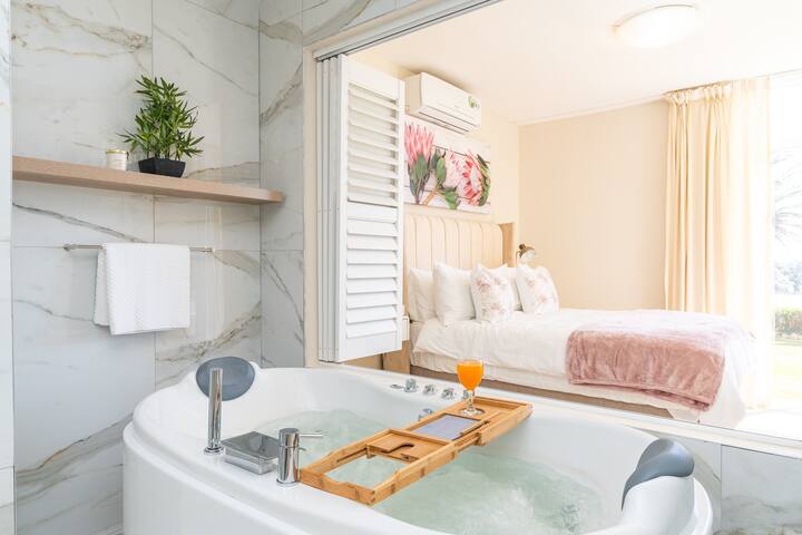 Cozy 2BR Beachfront Apt with Jacuzzi &AC Camps bay gallery image 3