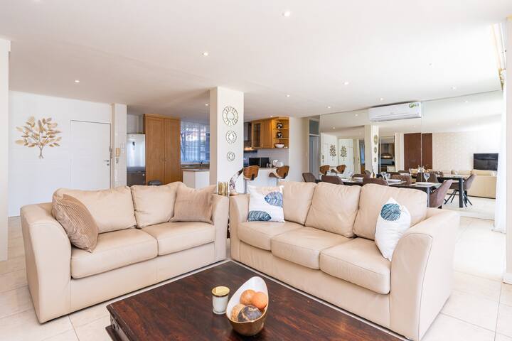 Cozy 2BR Beachfront Apt with Jacuzzi &AC Camps bay gallery image 4