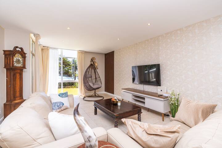 Cozy 2BR Beachfront Apt with Jacuzzi &AC Camps bay gallery image 5