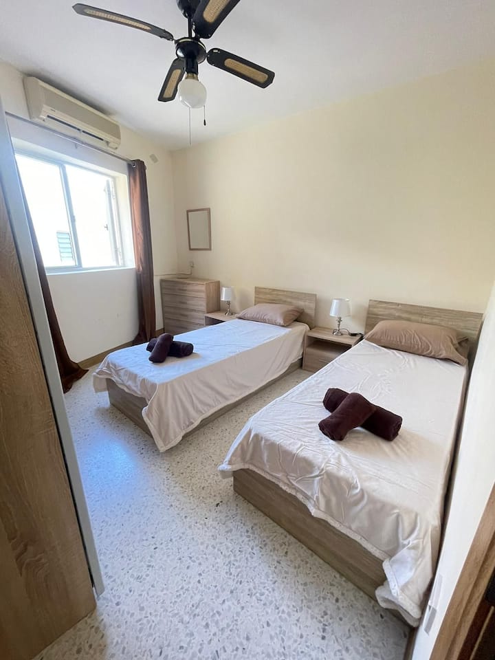 Dormitorio con 2 camas individuales
Aire acondicionado 