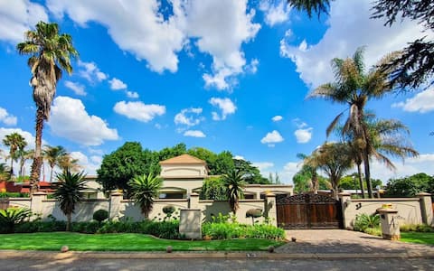 OR Tambo Airport Mansion/self catering/Holiday hme