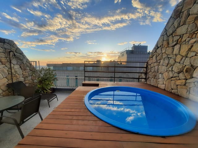 Céu e Mar: Cobertura duplex em frente à praia