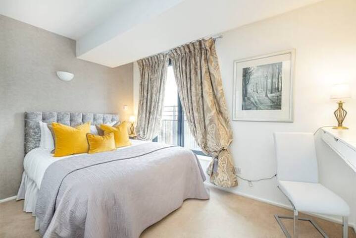 Apartment in Kensington with view gallery image 4