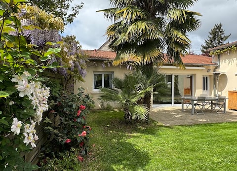 Apartment with private garden, charming and quiet.