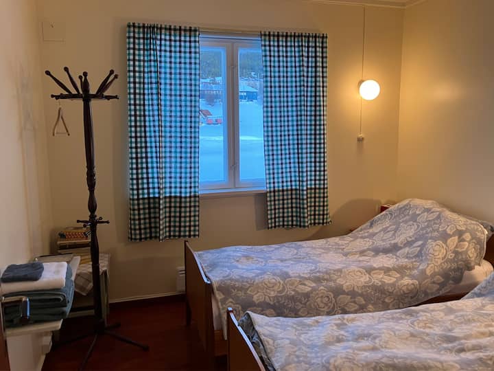 Gulrommet er et lite og enkelt rom med kun to enkeltsenger. 