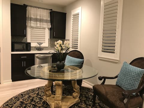 Cozy gen. suite private room with kitchenette
