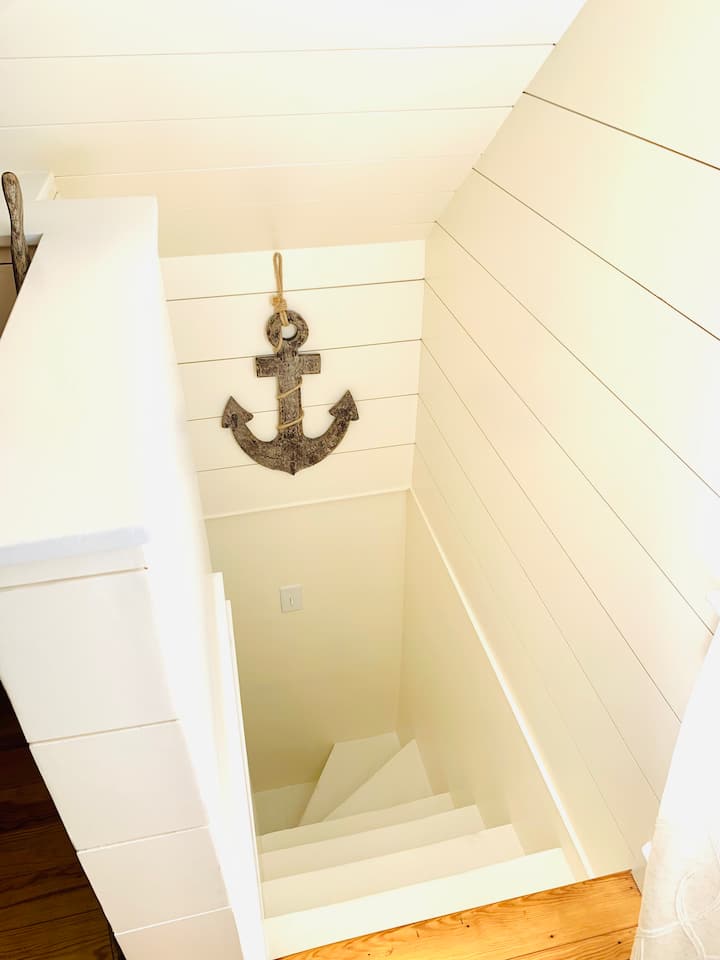 卧室门位于楼梯底部，楼梯是专属于这间卧室的私人楼梯。 